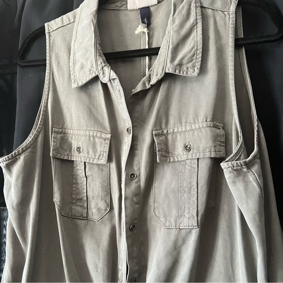 NWT button up romper - Picture 2 of 4